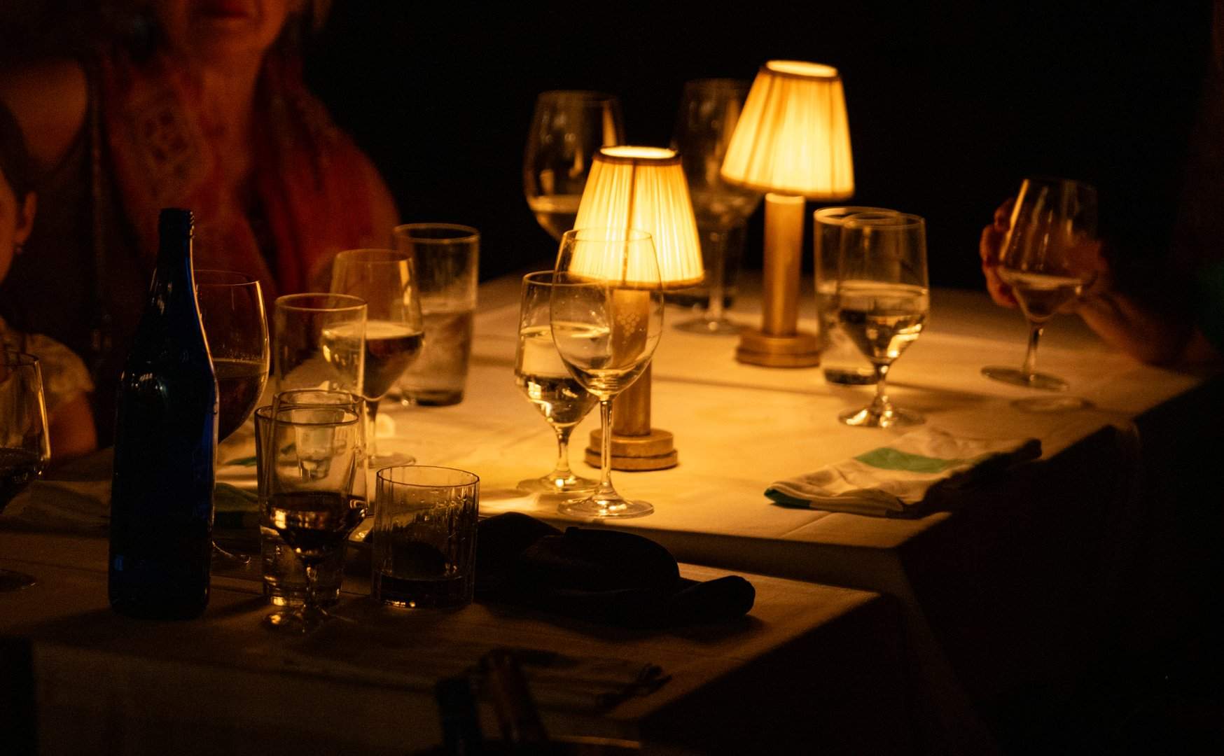 Gedeckter Tisch im warmen Lampenlicht